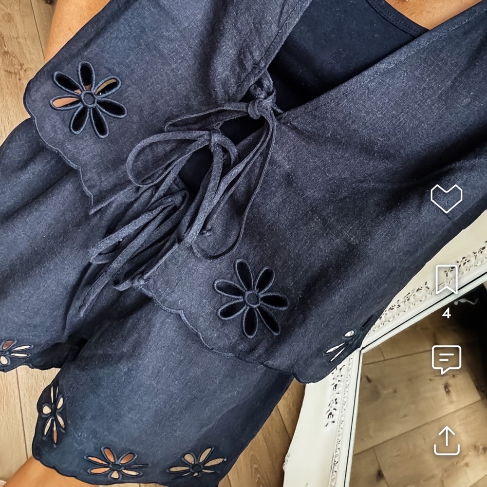Pretty black tie front top.
Pretty gathered short sleeves with cut out flowers😎